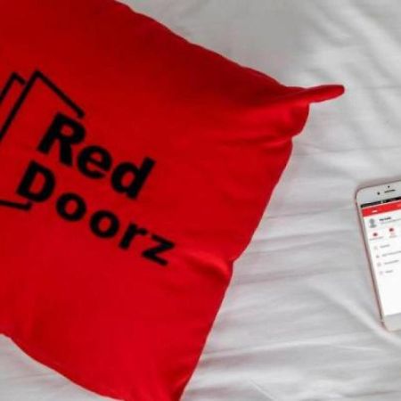 Отель Reddoorz At Siwalankerto Сурабая Экстерьер фото