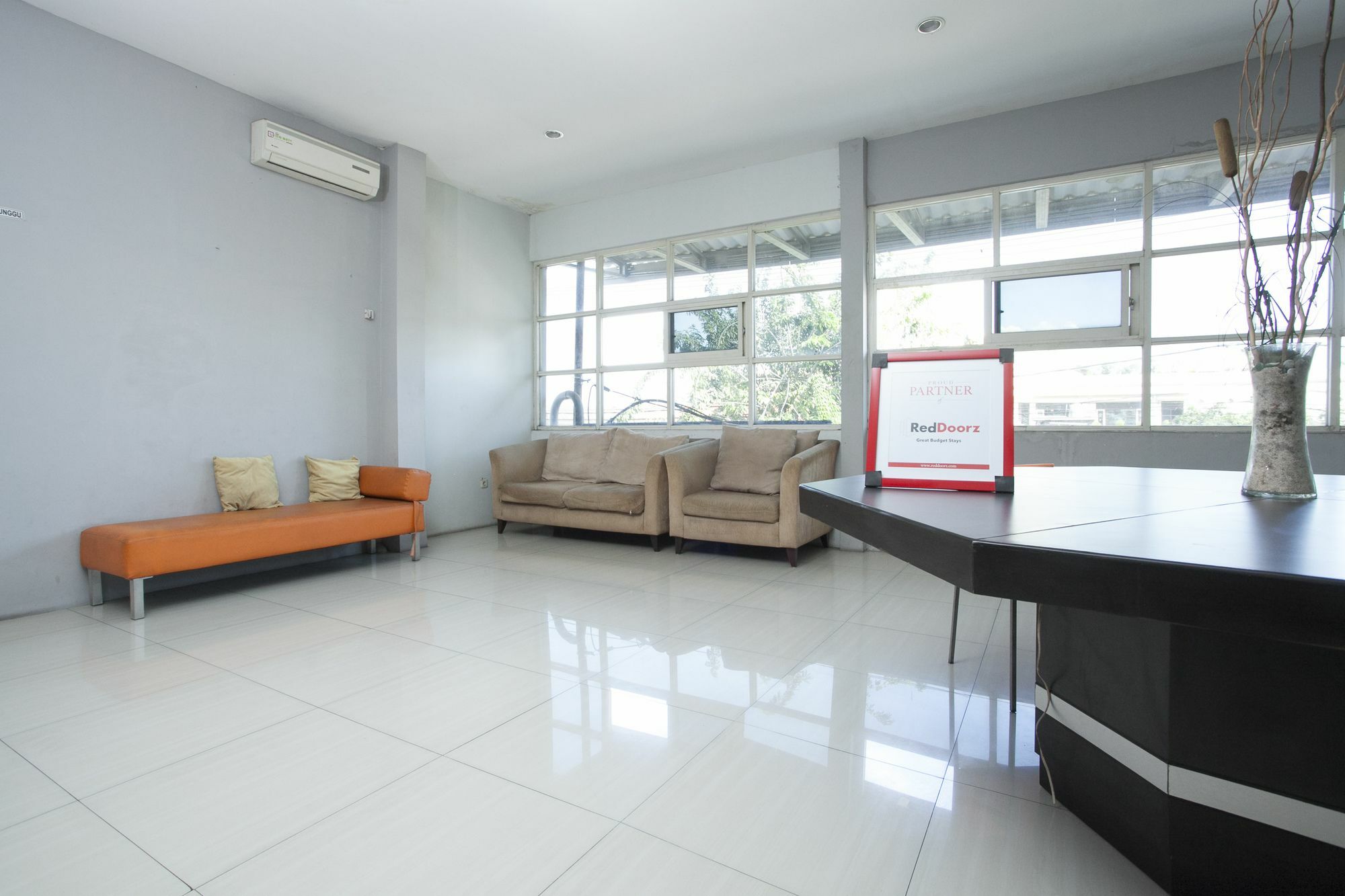 Отель Reddoorz At Siwalankerto Сурабая Экстерьер фото