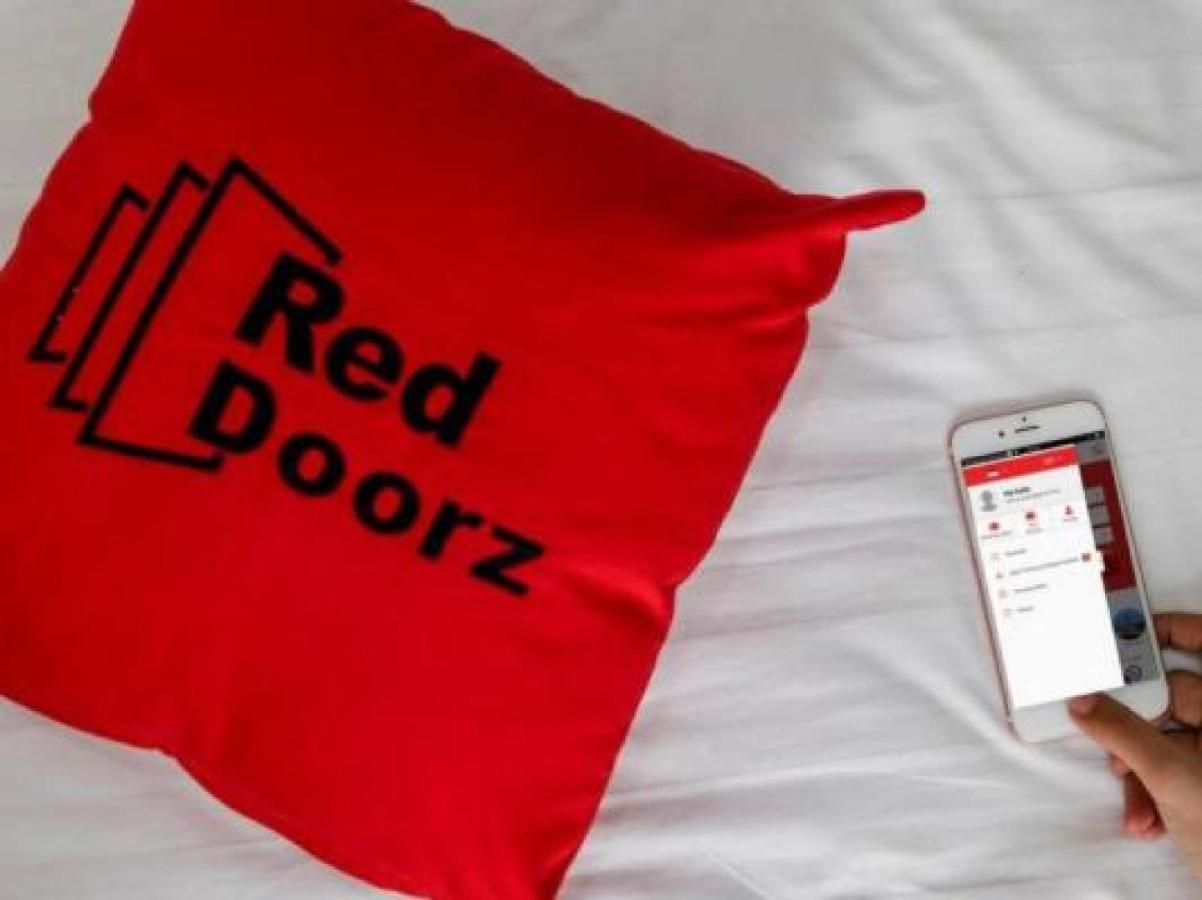 Отель Reddoorz At Siwalankerto Сурабая Экстерьер фото